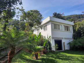 Charmosa casa de campo com lareira interna